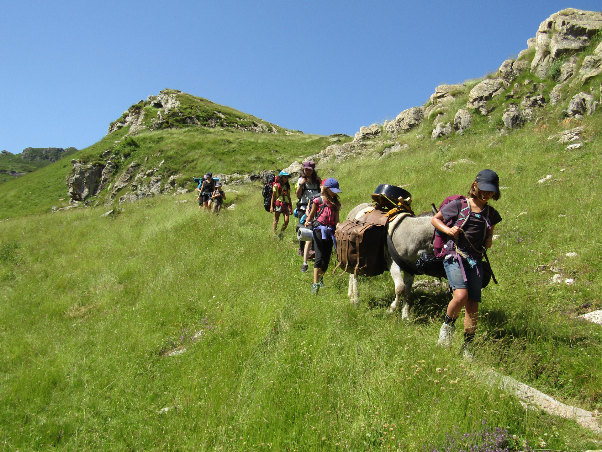 Enfants dans les montagnes des Pyrénées